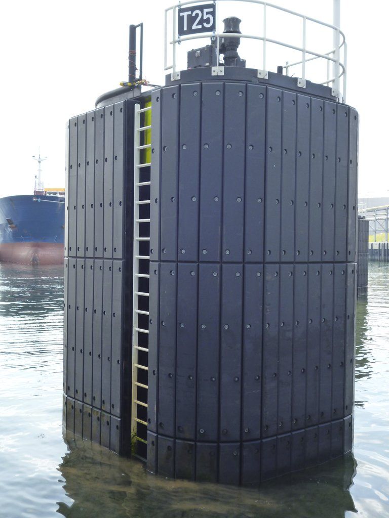 Tấm nhựa UHMW-PE Okulen cho ngành đệm va cầu cảng